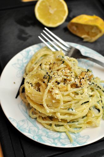 Lemon-Garlic Pasta.  Five ingredients is all that's needed to whip up this fantastic side.  Takes no time at all! Lemon Garlic Pasta, Garlic Spaghetti, Garlic Pasta, God Mat, Good Eat, Linguine, Spaghetti Squash, Pine Nuts, Cooking Ideas