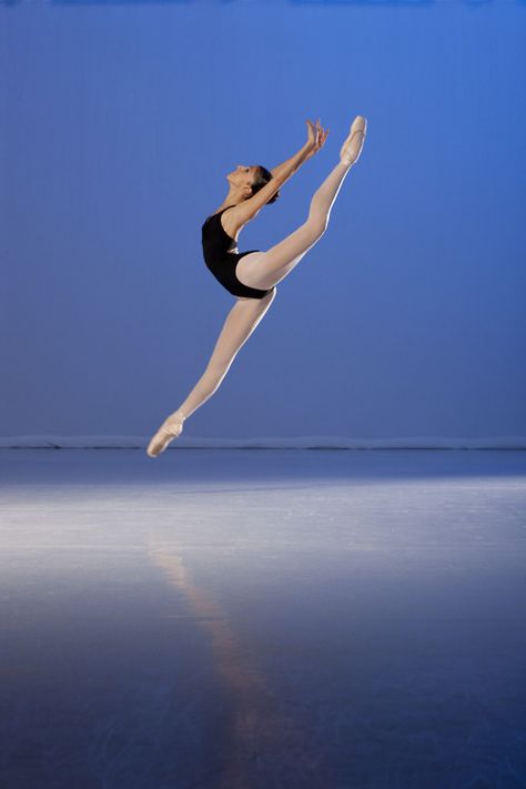 Structural perfection: ballet leap Ballet Leap, Yasmine Naghdi, Royal Ballet School, Ballet Images, The Royal Ballet, Ballet Pictures, Ballet Beauty, Dance Dreams, Ballet Poses