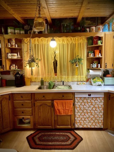 70s Style Home Vintage, Wooden Kitchens Modern, 70s Rustic Home, 1960s Home Decor 60s Kitchen, 70s Aesthetic Home Vintage, 70s Cottagecore House, Eclectic Country Decor, 70s Farmhouse Decor, Vintage House Decor Retro