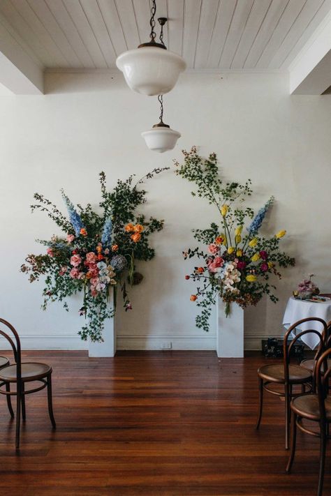 Half Floral Arch Wedding, Simple Wedding Wall Decor, Seating Chart Butterfly, Contemporary Fall Wedding, Garden Style Flower Arrangement Wedding, Colorful Backdrop Wedding, Columns With Flowers Wedding, Dj Backdrop Wedding, Wedding Flower Arrangements Altar