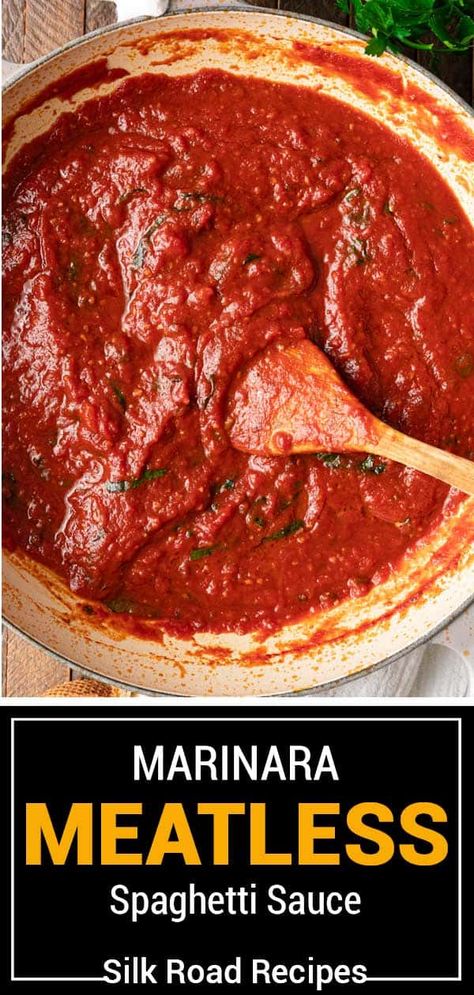 Whip up a batch of zesty marinara for a simple meatless spaghetti sauce for dipping or pasta featuring garlic, red pepper flakes and herbs. Meatless Spaghetti Sauce Recipe, Pesto Chicken Marinade, Meatless Spaghetti Sauce, Meatless Spaghetti, Spaghetti Sauces, Easy Pesto Chicken, Pasta Marinara, Meatball Dishes, Marinara Recipe