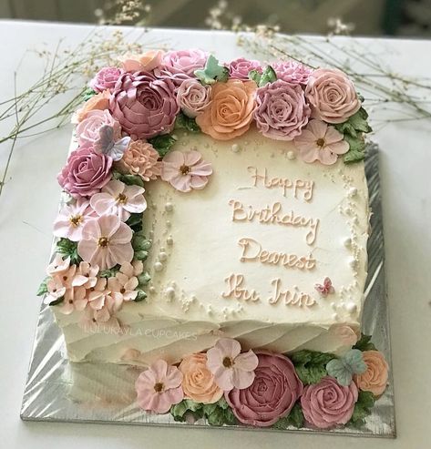 #cakes #cake #flowercake #buttercreamcake #flowers #birthdaycake #cupcakes #cakeshop #bestcake #flowerlk #cakejakarta #kueulangtahun… Buttercream Flowers Sheet Cake, Sheet Cakes With Flowers, Square Flower Cake, Sheet Cake With Flowers, Flower Sheet Cake, Floral Sheet Cake, Floral Cake Birthday, Sheet Cakes Decorated, Wedding Sheet Cakes