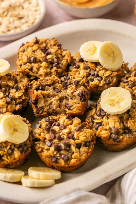 Peanut Butter Banana Baked Oatmeal Cups are a delicious treat perfect for breakfast, snacking, and on-the-go. Add these to your meal prep lineup for an easy, pre-made hunger fix! Homemade Puddings, Banana Oatmeal Cups, Peanut Butter Banana Baked Oatmeal, Erin Lives Whole, Gf Snacks, Breakfast Cookie, Healthier Snacks, Banana Baked Oatmeal, Banana Treats