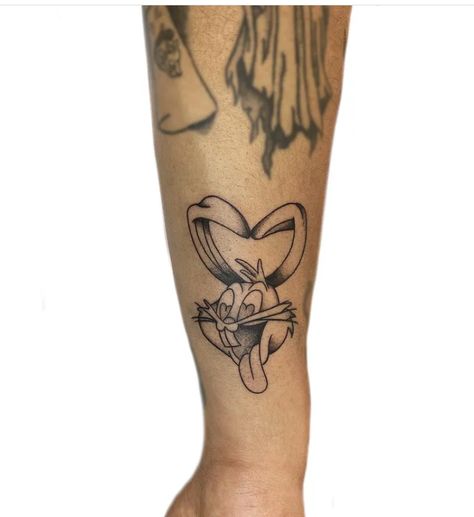 Hood Bugs Bunny Tattoo, Bugs And Lola Tattoo, Bugs Bunny Tattoo Design, Valentine Tattoo Ideas, Lola Bunny Tattoo, Bugs Bunny Tattoo, Bunny Tattoo Ideas, Name Tattoo On Hand, Meaningful Tattoos For Men