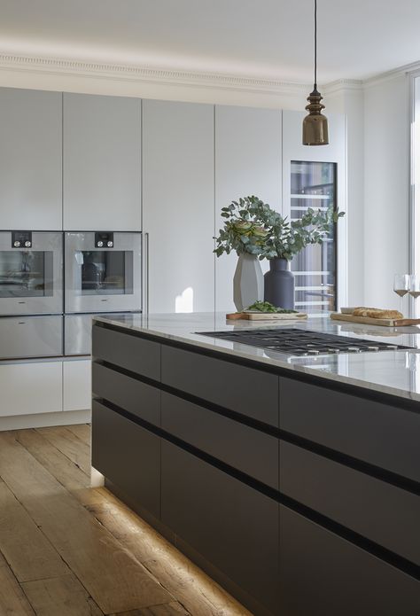 Modern Clean Lines Kitchen, Modern Sleek Kitchen Design, Modern Handless Kitchen, Modern High Gloss Kitchen, Straight Kitchen Design, Handless Kitchen Cabinets, Straight Line Kitchen, Modern Sleek Kitchen, Roundhouse Kitchen