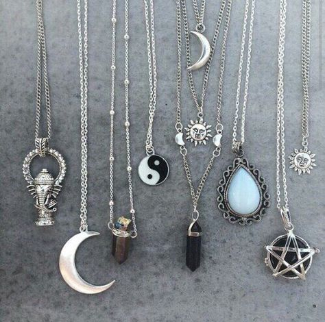 Necklaces Grunge, Grunge Accessories, Rings Aesthetic, Horn Pendant Necklace, Hipster Grunge, Indie Style, Indie Jewelry, Bohol, Moon Pendant Necklace