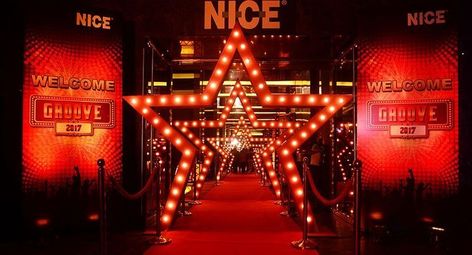 Roulette forums Bollywood Night, Red Carpet Entrance, Bollywood Theme Party, Red Carpet Theme, Sangeet Decor, Hollywood Party Theme, Bollywood Theme, Night Theme, Hollywood Event