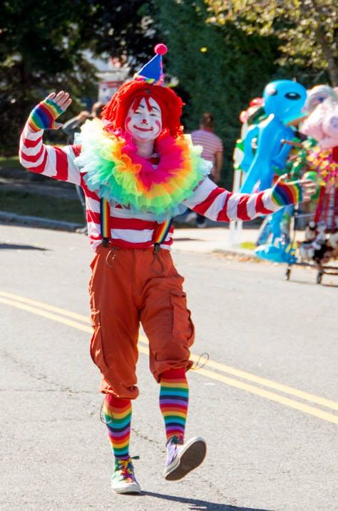 Clown Costume Aesthetic Men, Clowncore Fashion Men, Guy Clown Costume, Clown Clothes Reference, Clown Inspired Outfit Men, Clown Aesthetic Outfit Male, Clown Suit Pattern Free, Clown Outfits Male, Diy Clown Costume Men