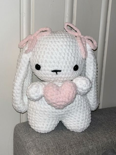 Download our free amigurumi patterns in PDF format and start crocheting your own adorable plushies today! Easy, fun, and oh-so-cute. 🧵📝 Crochet Pink Bunny, Crochet White Amigurumi, Pink White Crochet, Pink Bunny Crochet, Pink And White Crochet Ideas, Bunny Holding Heart, Crochet Pink And White, Bunny Plushies, Pink And White Crochet