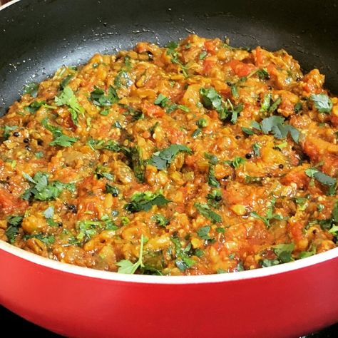 Baigan Ka Bharta Recipe, Baigan Ka Bharta, Baigan Bharta, Indian Veggies, Bharta Recipe, Global Cuisine, Halal Recipes, Gujarati Recipes, Yummy Comfort Food