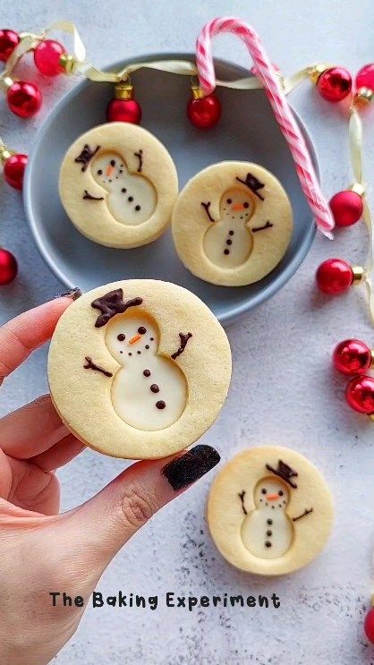 Jean Yap | White chocolate snowman cookies ⛄️ This has been on my to-do list forever and I finally got around to making a batch of cookie dough today!… | Instagram Painted Christmas Cookies, Snowman Christmas Cookies, Gingerbread Cookies Snowman, Snowmen Sugar Cookies Decorating Ideas, Christmas Cookies Decorated Ideas, Round Snowman Cookies, Snowman Head Cookies Decorated, Christmas Cookies Melted Snowman, Chocolate Snowman