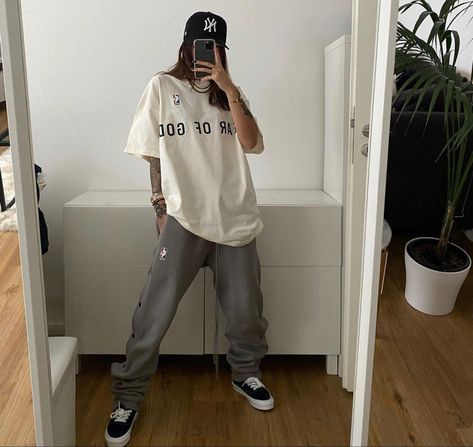 Tomboy Outfit Ideas, High Top Converse Outfits, Baggy Clothes, Outfits With Converse, Tomboy Outfits, Tomboy Style Outfits, Minimal Outfit, Poses References, Streetwear Fashion Women