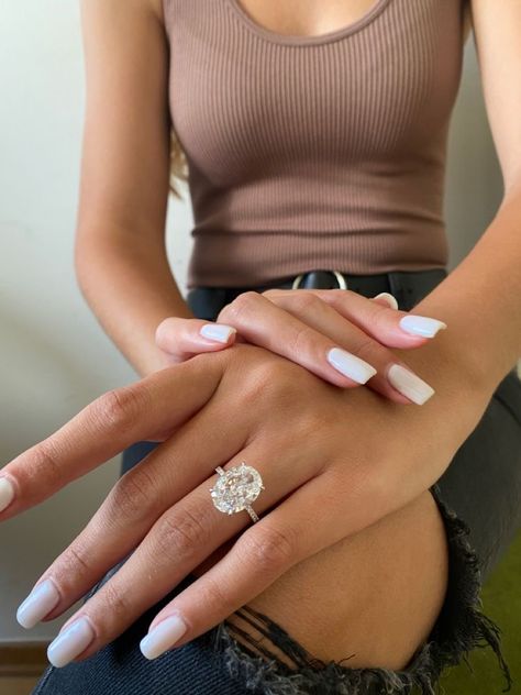 Beautiful Oval Engagement Rings, Wedding Ring Nails, Engagement Ring 2022, Oval Engagement Ring 2.5 Carat, Oval Diamond Gold Rings, Oval Engagement Ring Big, Engagement Rings 5 Carat, Hailey Bieber Wedding Ring, 2 5 Carat Engagement Ring Oval