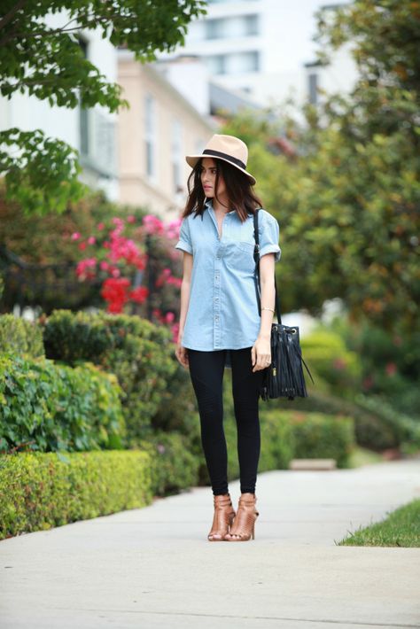 Spring Denim Shirt, Short Sleeve Denim Shirt, How To Wear Heels, Cute Outfits With Leggings, Look Legging, Spring Denim, What Is Fashion, Denim Shirts, Legging Outfits