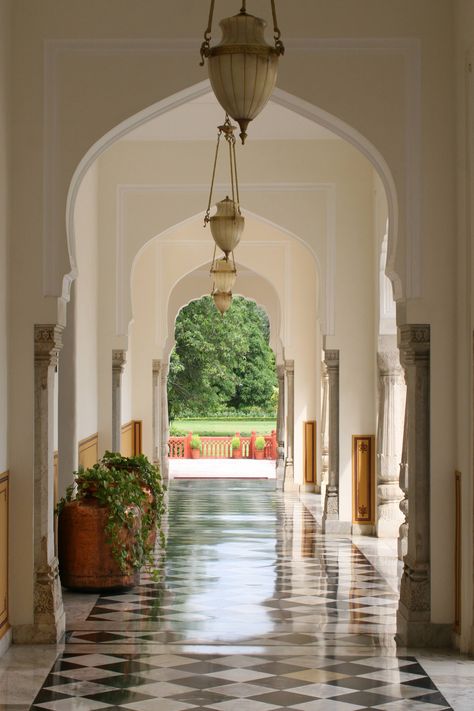 Palace Corridor, Rambagh Palace, India Architecture, India Home Decor, Mughal Architecture, Palace Interior, Indian Interiors, Building Front, Hotel Interior Design