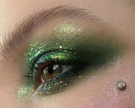 Green Carnival Makeup, Green Fantasy Makeup, Green Eyelashes, Green Leaf Makeup, Forest Green Makeup, Green Elf Makeup, Wood Elf Makeup, Green Eye Makeup Looks, Forest Makeup