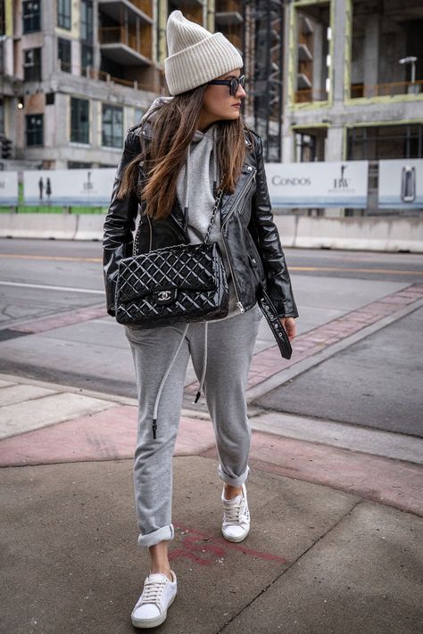 Grey Beanie Outfit, Gray Hoodie Outfit, Grey Leggings Outfit, Sweat Outfit, Chanel Maxi, Cozy Clothing, Hoodie Outfits, Weather Clothes, Spain Trip