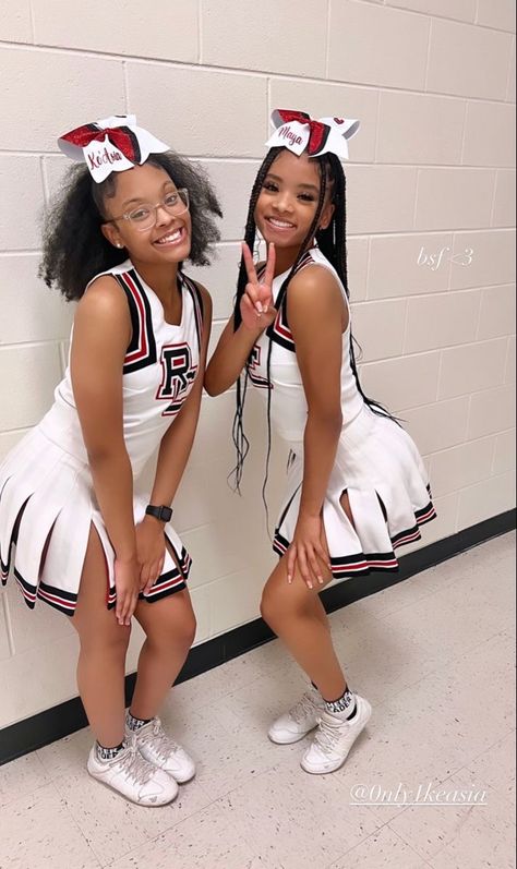 Black Cheerleaders, Cute Cheer Pictures, Cheer Athletics, Cheer Picture Poses, Cheer Poses, Matching Outfits Best Friend, Cute Cheerleaders, Cheer Outfits, Best Friend Outfits