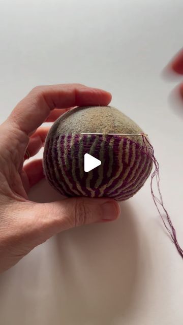 Mirjam Gielen Textile Artist on Instagram Diy Textiles Projects, Fabric Art Tutorials, Art Fibres Textiles, Ancient Greek Clothing, Surface Design Techniques, Embroidery Artists, Textile Art Techniques, Mosaic Embroidery, Sculpture Textile