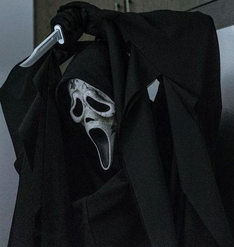 Ghostface Wallpaper Desktop, Ghostface Knife, Ghost Face Wallpaper Aesthetic, Ghost Face Mask, Y2k Profile Picture, Ghostface Scream, Techwear Fashion, Scary Movie Characters, Scream 6