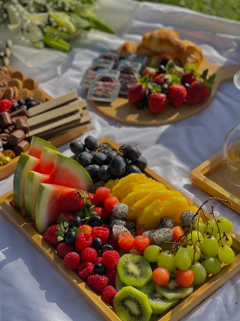 Fruit Platter Picnic, Fruit Picnic Ideas, Fruit Picnic Aesthetic, Fruit Board Aesthetic, Aesthetic Fruit Platter, Picnic Fruit Platter, Classic Picnic Food, Picnic Platter Ideas, Picnic Fruit Ideas