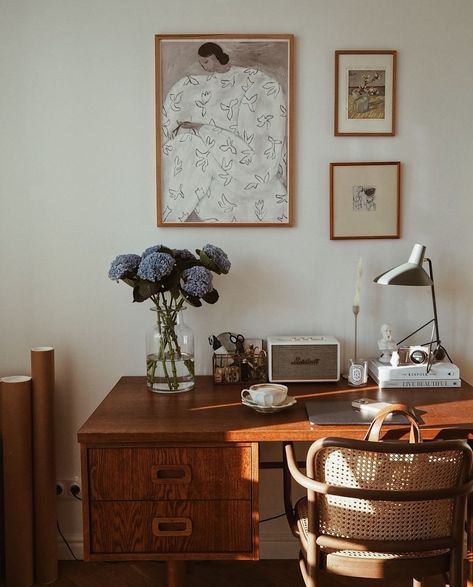 Computer Desk In Bedroom, Antique Desk Decor, Cottage Desk, Small Bedroom Inspiration, Minimal Decor, Wood Interiors, Dream House Decor, Home Office Design, Minimalist Living Room