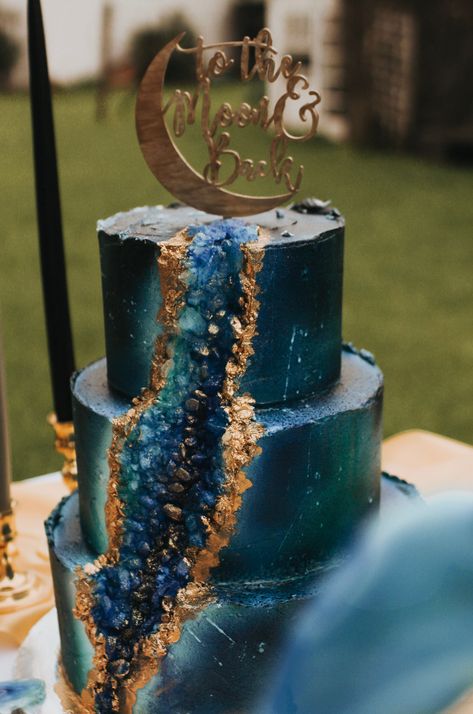 Agate Wedding Cake, Wedding Cake Crystal, Blue Geode Wedding Cake, Geode Galaxy Cake, Crystal Geode Cake, Amethyst Wedding Cake, Cosmic Wedding Cake, To The Moon And Back Wedding, Crystal Cake Ideas