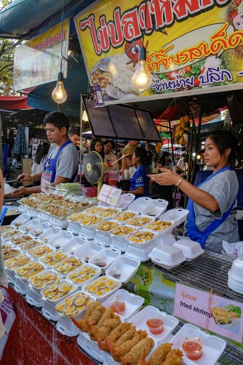 Traditional Thai Food, Street Food Thailand, Thai Food Photography, Easy Thai Recipes, Healthy Thai Recipes, Chatuchak Market, Bangkok Travel Guide, Authentic Thai Food, Weekend Market