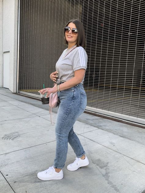 CASUAL OUTFIT: ADIDAS T & MOM JEANS Tshirt And Sneakers Outfit, T Shirt And Jeans Outfit Casual, High Waisted Mom Jeans Outfits, How To Style Mom Jeans Casual, Curvy Mom Jeans Outfit, Mom Jeans With Sneakers, Casual Curvy Outfits, T Shirt And Jeans Outfit, Mom Jeans Outfit Summer