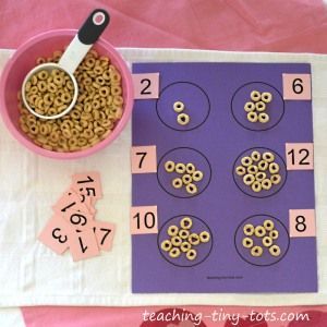 Counting with Cheerios + Free Printable http://www.teaching-tiny-tots.com/toddler-math-cheerio-count.html #math Toddler Math, Counting Activity, Maths Ideas, Prek Math, Kids Crafting, Numbers Preschool, Counting Activities, Early Math, Homeschool Math