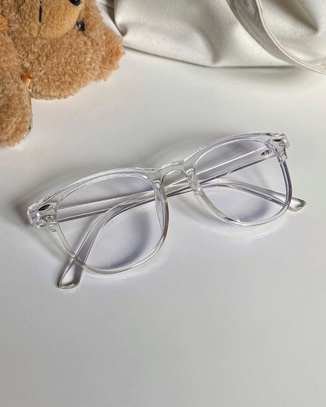 Clear Glasses Frames Women, Glasses Women Fashion Eyeglasses, Classy Glasses, Glasses Frames Trendy, Wayfarer Glasses, Fancy Glasses, Glasses Inspiration, Clear Glasses Frames, Trendy Glasses