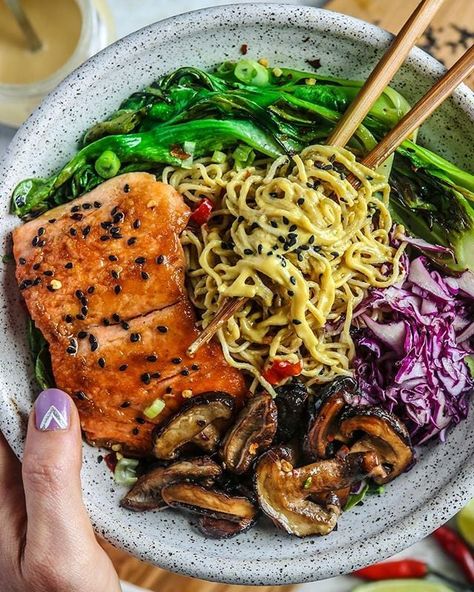 Tahini Noodles, Buddha Bowl Recipes, Pasti Fit, Buddha Bowls Recipe, Plats Healthy, Healthy Bowls Recipes, Salmon Bowl, Teriyaki Salmon, Healthy Bowls