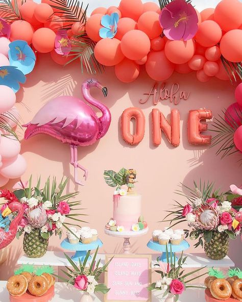 Tropical 1st Birthday, Summer Birthday Themes, 1 Year Birthday Party Ideas, Cookies Love, First Birthday Party Ideas, Baby First Birthday Themes, Baby Birthday Party Theme, Tropical Birthday Party, Luau Birthday Party