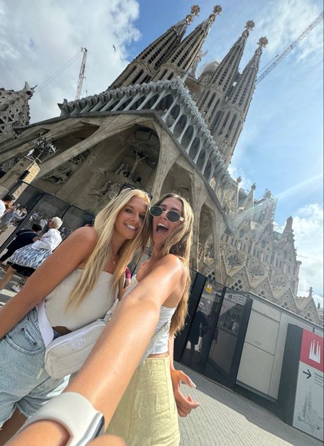 #barcelona #spain #travel #aesthetic #selfie #bestfriend #summer #europe Spain Instagram Pictures, Barcelona Photo Ideas, Barcelona Photoshoot, Spain Travel Aesthetic, Spain Instagram, Travel Poses, Barcelona Pictures, Barcelona Spain Travel, Spain Aesthetic