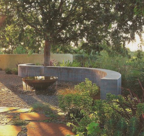 Curved Stone Bench, Curved Concrete Wall, Curved Retaining Wall Ideas, Concrete Wall Landscape, Curved Outdoor Seating, Curved Concrete Bench, Concrete Garden Bench, Concrete Retaining Walls, Curved Bench