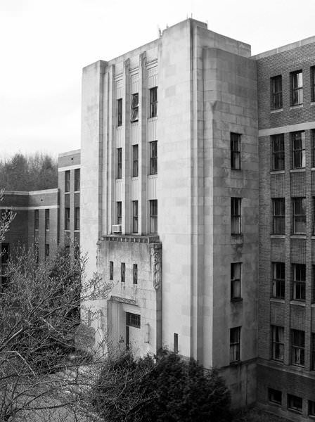 Photos and history of the abandoned Cliffside Hospital (pseudonym), an undisclosed place in United States of America. Juvenile Detention Center, Juvenile Detention, Art Deco Exterior, Underground Bunkers, Abandoned Train Station, Lunatic Asylum, Old Hospital, Abandoned Architecture, Abandoned Asylums