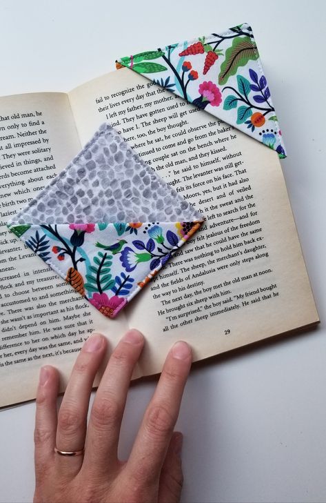 How To Make Quick & Easy Fabric Book Marks - Fabric Book Marks, Syprosjekter For Nybegynnere, Tips Menjahit, Penanda Buku, Summer Mantle, Sewing Machine Projects, Scrap Fabric Projects, Costura Diy, Beginner Sewing Projects Easy