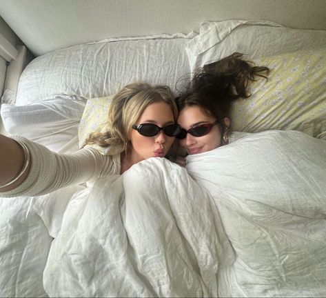 Laying In Bed, Gal Pal, Photo Couple, How To Pose, Cute Friends, Forever Young, Friend Photos, Friend Pictures, Malaga