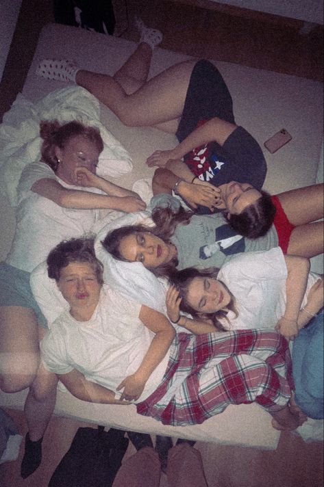 sleepover with friends aesthetic, photography aesthetic, vibes Sleepover Reference Pose, Friends On Couch Aesthetic, Retro Sleepover, Friend Group Sleepover, 80s Sleepover, Friends Sleepover Aesthetic, Aesthetic Sleepover Ideas, Group Sleepover, Sleepover Photoshoot