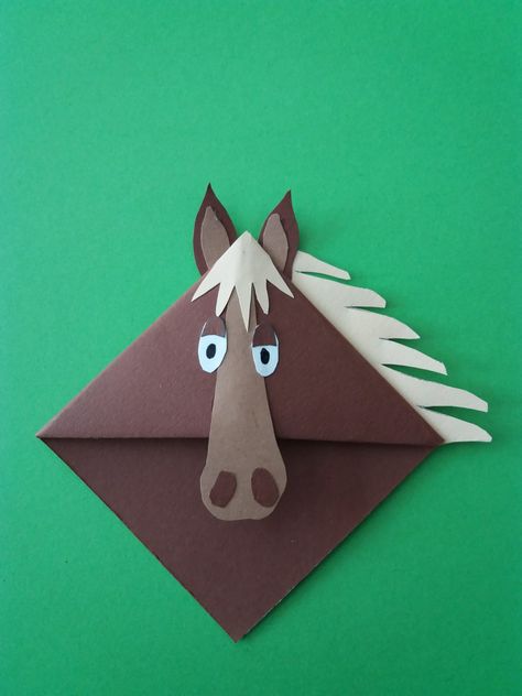 Animal corner bookmarks Horse Bookmarks, Origami Návody, Horse Bookmark, Bookmarks Diy Kids, Origami Horse, Handmade Bookmarks Diy, Kids Origami, Origami Bookmark, Corner Bookmark