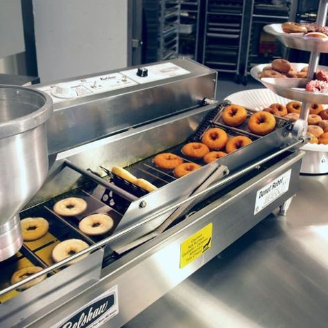 Mark II Donut Robot #donut, #machine, #robot Philippines Street, Donut Machine, Types Of Donuts, Raised Donuts, Donut Store, Mini Donuts Maker, Doughnut Shop, Donut Maker, Gluten Free Bakery