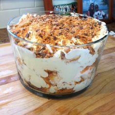 Butterfinger angel trifle     So simple and so amazing!! - But I'm switching Butterfinger for Snickers -ha ha ha!!! Trifle Angel Food Cake, Butter Finger Dessert, Butterfinger Cake, Trifle Bowl Recipes, Trifle Dessert Recipes, Trifle Desserts, Trifle Recipe, Angel Cake, Köstliche Desserts