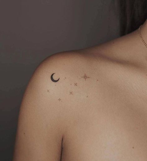 Night Sky Tattoos, Luna Tattoo, Clavicle Tattoo, Sky Tattoos, Simple Tattoos For Women, Omerta Tattoo, Geniale Tattoos, Shoulder Tattoos For Women, Little Tattoos