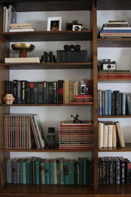 While traditional library-esque bookshelves certainly have their own appeal, a modern twist on a classic shelving setup is impossible to ignore. With the addition of vintage finds, lush plants and pops of color, a bookcase can go from a spot to store favorite reads to a perfectly curated vignette where you can show off your unique style. Shelf Styling Bathroom, Shelf Decor Ideas Living Room, Bathroom Shelf Styling, Office Shelf Styling, Shelf Styling Kitchen, Floating Shelf Styling, Decorated Bookshelves, Parisian Library, Decorating Shelf