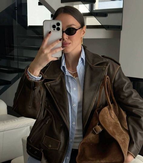 90s Leather Jacket Outfit Vintage, Leather Brown Jacket Outfit, Light Brown Jacket Outfit, Brown Leather Jacket Outfits Women, Fall Italy Outfits, Brown Leather Jacket Outfit, Italy Outfits, Leather Jacket Outfits, Outfits For Women