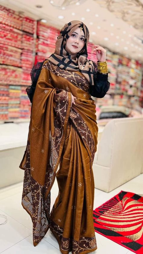 Saree Hijab Style, Saree With Hijab, Hijab Queen, Pakistani Makeup, Snapchat Makeup, Saree Pattern, Dress Kurti, Hijabi Brides, Muslim Brides