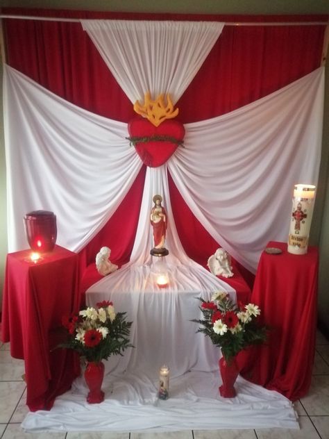 Catholic Church Easter Decorations, Church Altar Decorations, Altar Design, Church Easter Decorations, Housewarming Decorations, Catholic Decor, Stained Glass Church, Church Flower Arrangements, Altar Table