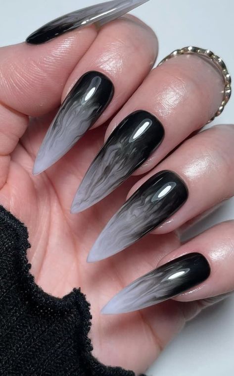 Short Natural Gel X Nails, Aesthetic Black Nail Designs, Cool Nail Patterns, Black And White Edgy Nails, White And Black Acrylics, Goth Girl Nail Ideas, White Gothic Nails, Black White Nails Ideas, Black And White Nail Designs Simple