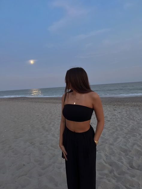 black bandeau top, gold jewelry, black trousers, beach fit, summer, vacation fit Black Beach Dinner Outfit, Dark Vacation Outfits, Black Pants Beach Outfit, Black Beach Pants Outfit, Bandeau Top Outfits Summer, Flowy Black Pants Outfit, Black Bandeau Outfit, Black Bandeau Top Outfit, Beach Pants Outfit Summer