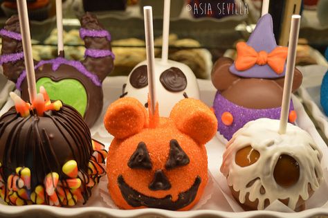 Candy apples // A. Sevilla Photography Disney Candy Apples, Sevilla Photography, Disney's Halloween Treat, Caramel Apples Halloween, Spooky Disney, Halloween Candy Apples, Gourmet Candy Apples, Disney Candy, Mickey Halloween Party